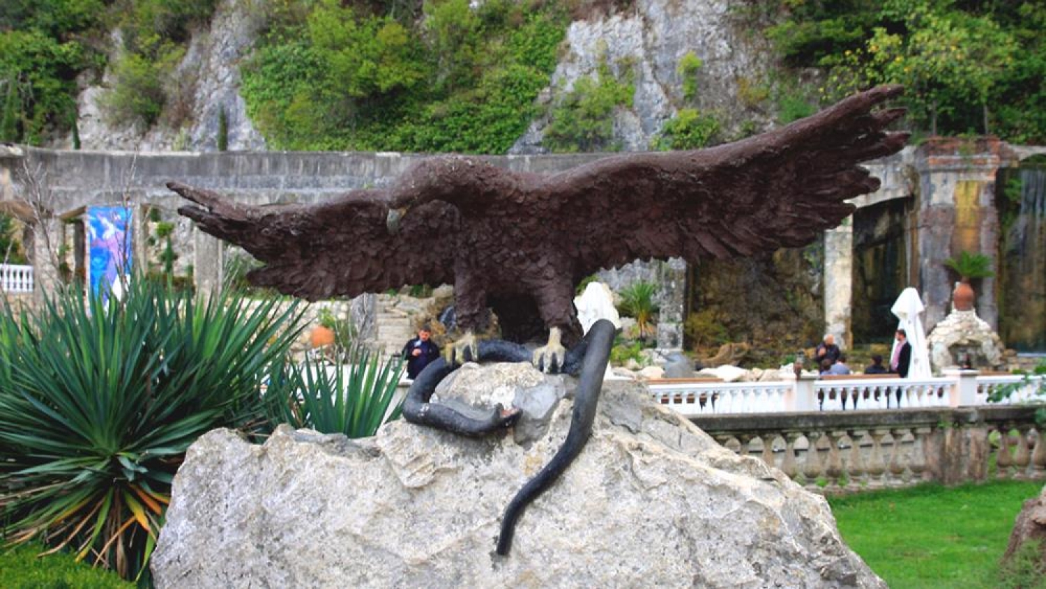 Скульптура «Орел, терзающий змею»
